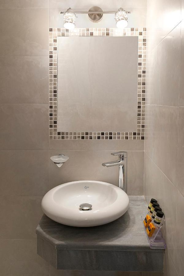 Quarto com 2 Camas de Solteiro com Cama Extra e Banheiro Privativo